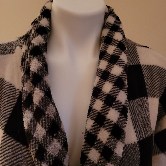 Martha Stewart Buffalo Check Black and White Fleece Robe One Size Fits Most - Picture 3 of 7